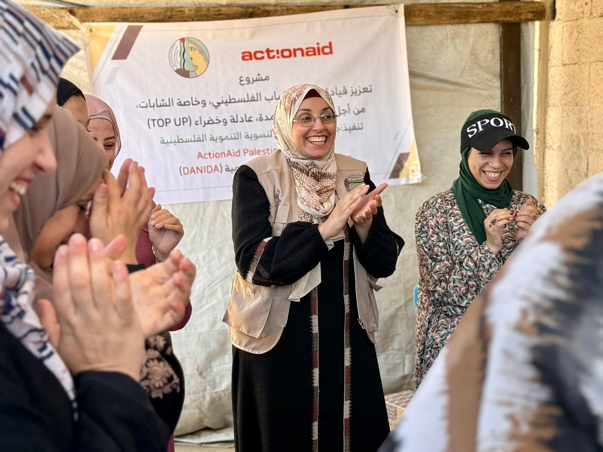 العنوان: من التحديات إلى الريادة… شابة فلسطينية من غزة تحول فكرتها إلى مشروع ناجح